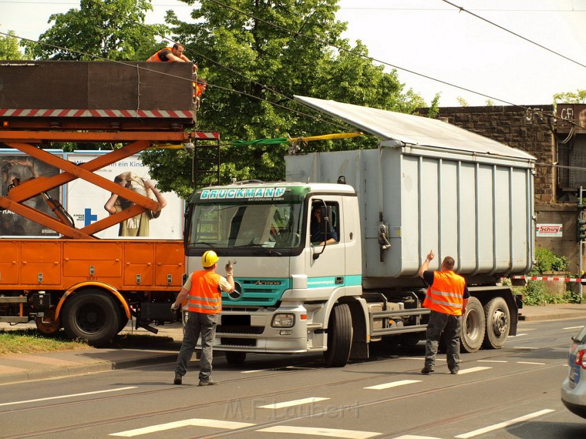 LKW riss Oberleitung ab Koeln Deutz Am Schnellert Siegburgerstr P112.JPG